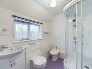 Shower room- click for photo gallery